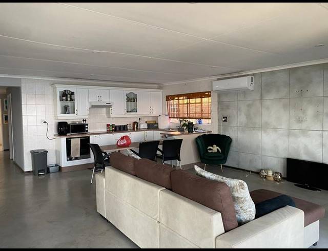4 BEDROOM HOUSE FOR SALE IN BRONKHORST BAY
